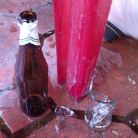 Mảnh[-]vỏ[-]chai[-]bia[-]bay[-]trúng[-]mắt[-]anh[-]Hùng,[-]gây[-]chấn[-]thương[-]nặng[-](Ảnh[-]minh[-]họa)